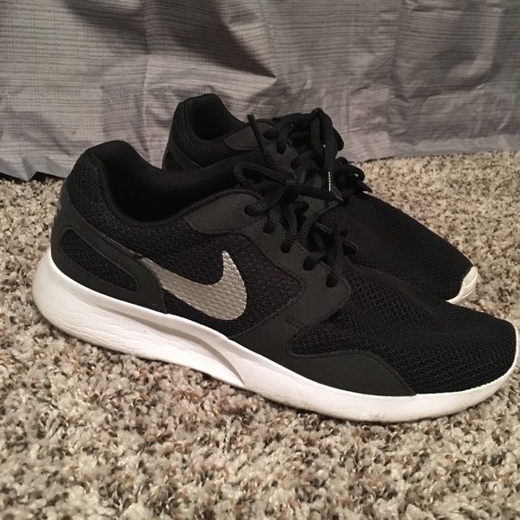 Women’s Nikes. Size 8.5. Like new condition. - Picture 2 of 2